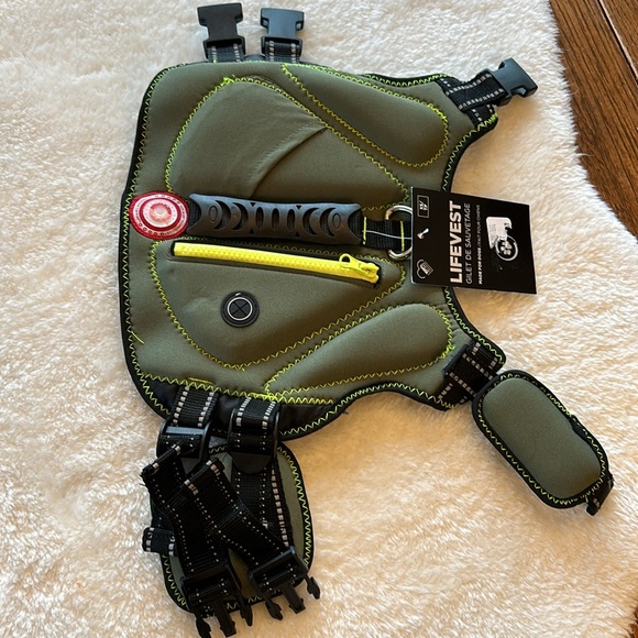 Nwt. Silver paw life vest - Picture 3 of 4